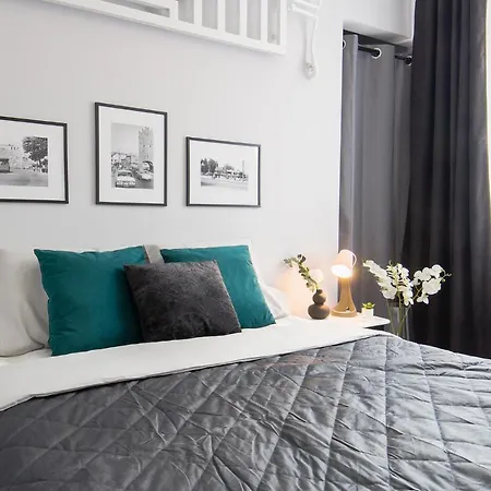 Chic Near Old Town Апартаменты